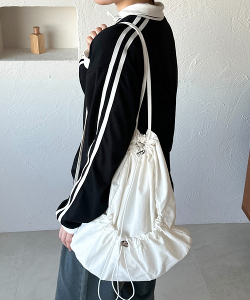 apres jour mignon(アプレジュールミニョン)の「【apresjour mignon×ARIAZ】ドロストナップザック(バックパック/リュック・レディース・ホワイト/カーキ/ブラック・ONESIZE)」の2枚目の写真