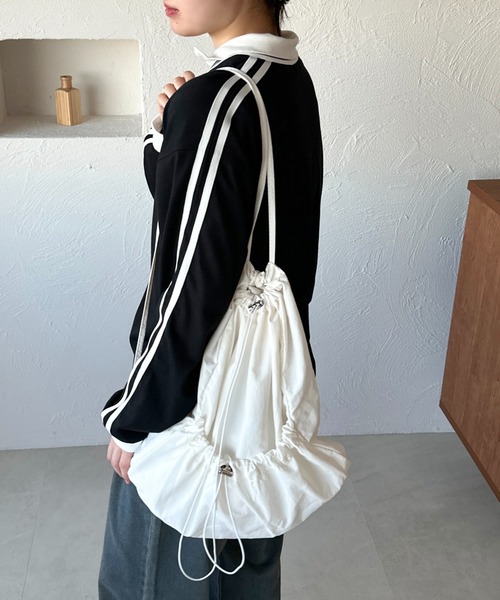 apres jour mignon(アプレジュールミニョン)の「【apresjour mignon×ARIAZ】ドロストナップザック(バックパック/リュック・レディース・ホワイト/カーキ/ブラック・ONESIZE)」の7枚目の写真
