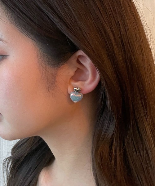 FOREVER 21（フォーエバー トゥエンティーワン）の「ダブルハートノンホールピアス（イヤリング・レディース・シルバー/ゴールド・FREE）」の2枚目の写真