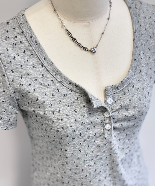 Y2K SYNAPSE FACTORY(ワイツーケー シナプスファクトリー)の「【ボタニカルフラワー】ヘンリーネック半袖Tシャツ(Tシャツ/カットソー・レディース・グレー/ホワイト/クリーム・FREE)」の3枚目の写真