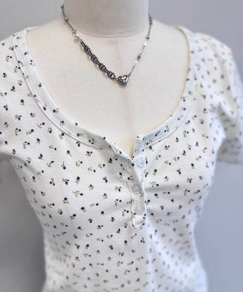 Y2K SYNAPSE FACTORY(ワイツーケー シナプスファクトリー)の「【ボタニカルフラワー】ヘンリーネック半袖Tシャツ(Tシャツ/カットソー・レディース・グレー/ホワイト/クリーム・FREE)」の2枚目の写真