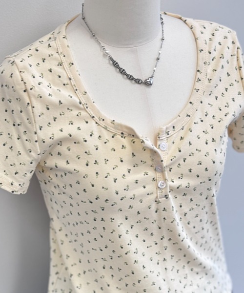 Y2K SYNAPSE FACTORY(ワイツーケー シナプスファクトリー)の「【ボタニカルフラワー】ヘンリーネック半袖Tシャツ(Tシャツ/カットソー・レディース・グレー/ホワイト/クリーム・FREE)」の1枚目の写真