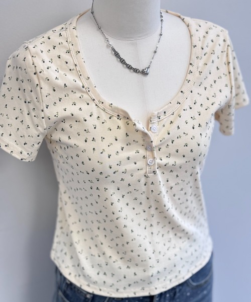 Y2K SYNAPSE FACTORY(ワイツーケー シナプスファクトリー)の「【ボタニカルフラワー】ヘンリーネック半袖Tシャツ(Tシャツ/カットソー・レディース・グレー/ホワイト/クリーム・FREE)」の16枚目の写真