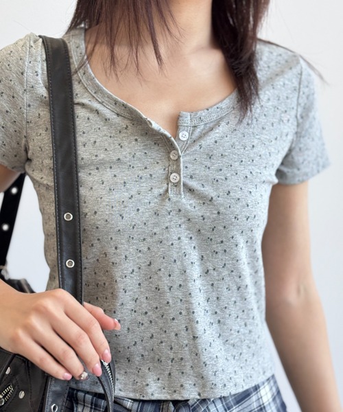 Y2K SYNAPSE FACTORY(ワイツーケー シナプスファクトリー)の「【ボタニカルフラワー】ヘンリーネック半袖Tシャツ(Tシャツ/カットソー・レディース・グレー/ホワイト/クリーム・FREE)」の5枚目の写真