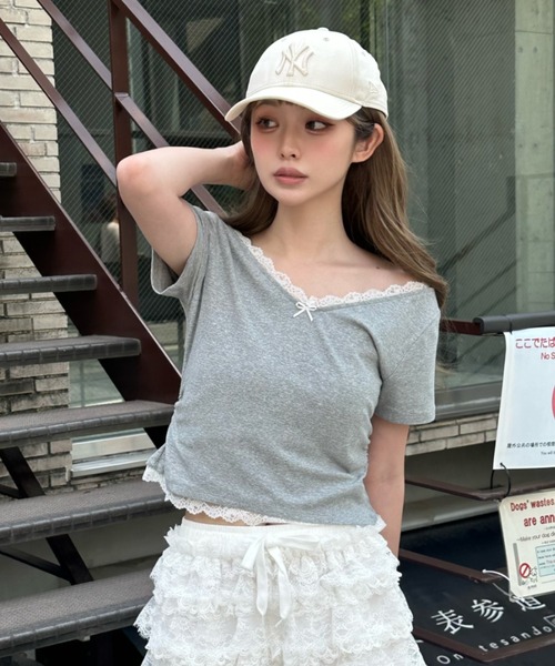 RAY CASSIN（レイカズン）の「レースVネックギャザーコンパクトT（Tシャツ/カットソー・レディース・ホワイト/ライトグレー/ピンク/ネイビー・FREE）」の3枚目の写真