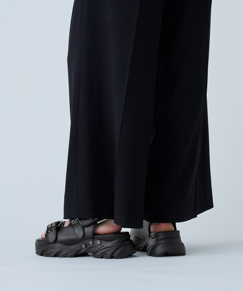 VELNUS(ベルナス)の「【VELNUS】 Double Eyelet Design High Sole Sandals/ダブルハトメデザイン ハイソールサンダル(サンダル・メンズ・ブラック・44/42/40)」の2枚目の写真
