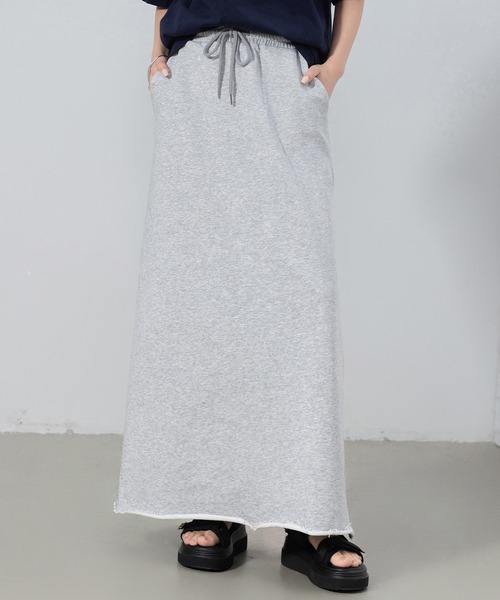 DAY CLOSET(デイ クローゼット)の「【ウエストゴム 紐調節可】切りっぱなしイージースウェットロングスカート レディース(スカート・レディース・グレー/チャコールグレー/ブラック・M/L)」の4枚目の写真