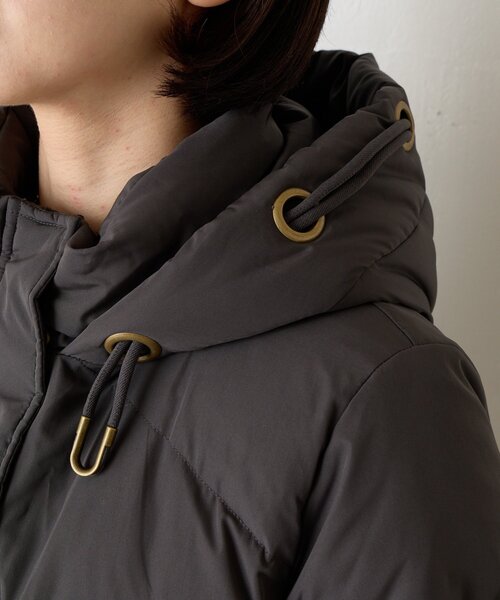 Jena espace merveilleux(ジェナ エスパスメルヴェイユ)の「【ロング/ショート2種類着回せる】ハトメフードダウン(ダウンジャケット/コート・レディース・アイボリー/チャコールグレー・FREE)」の17枚目の写真