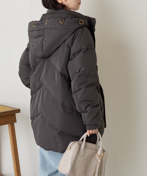 Jena espace merveilleux(ジェナ エスパスメルヴェイユ)の「【ロング/ショート2種類着回せる】ハトメフードダウン(ダウンジャケット/コート・レディース・アイボリー/チャコールグレー・FREE)」の3枚目の写真