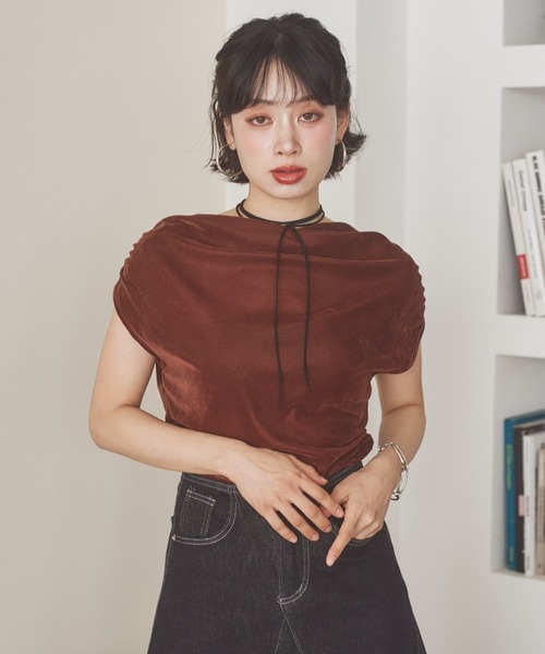 LAULEN（ローレン）の「velor drape side slit tops /ベロアドレープサイドスリットトップス（Tシャツ/カットソー・レディース・ブラウン/グレイッシュベージュ/ブラック・FREE）」の5枚目の写真