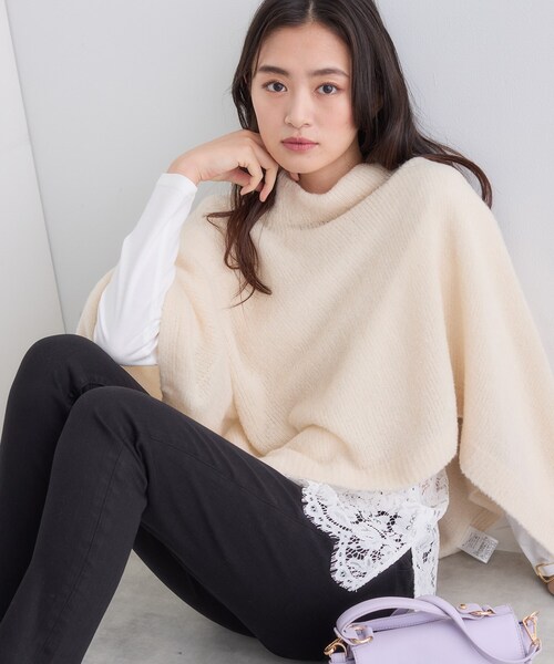INDIVI（インディヴィ）の「【エアリー素材】ブークレケープポンチョ（ニット/セーター・レディース・ナチュラル/グレー/チャコールグレー・00）」の3枚目の写真