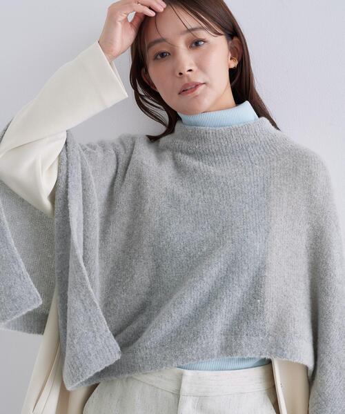 INDIVI（インディヴィ）の「【エアリー素材】ブークレケープポンチョ（ニット/セーター・レディース・ナチュラル/グレー/チャコールグレー・00）」の2枚目の写真