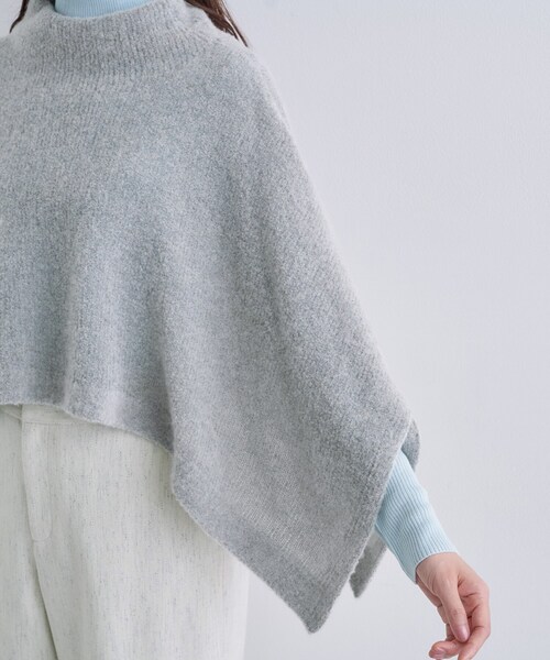 INDIVI（インディヴィ）の「【エアリー素材】ブークレケープポンチョ（ニット/セーター・レディース・ナチュラル/グレー/チャコールグレー・00）」の12枚目の写真