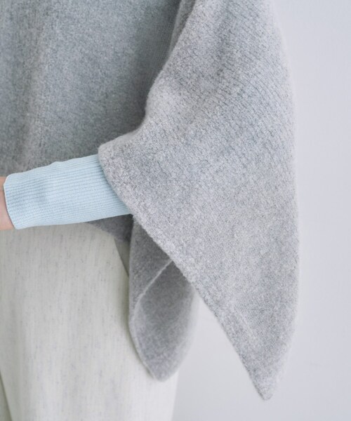 INDIVI（インディヴィ）の「【エアリー素材】ブークレケープポンチョ（ニット/セーター・レディース・ナチュラル/グレー/チャコールグレー・00）」の4枚目の写真