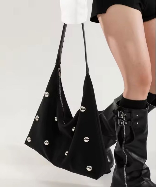 BARELY BLUE(ベアリーブルー)の「【 BARELY BLUE / ベアリーブルー 】 メタル スタッズ ボールド トライアングル ハンドバッグ(ハンドバッグ・レディース・ブラック/ベージュ・FREE)」の1枚目の写真