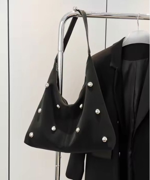 BARELY BLUE(ベアリーブルー)の「【 BARELY BLUE / ベアリーブルー 】 メタル スタッズ ボールド トライアングル ハンドバッグ(ハンドバッグ・レディース・ブラック/ベージュ・FREE)」の6枚目の写真