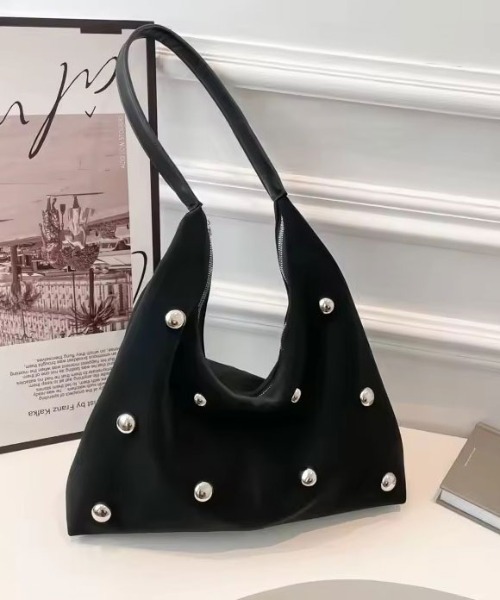 BARELY BLUE(ベアリーブルー)の「【 BARELY BLUE / ベアリーブルー 】 メタル スタッズ ボールド トライアングル ハンドバッグ(ハンドバッグ・レディース・ブラック/ベージュ・FREE)」の13枚目の写真