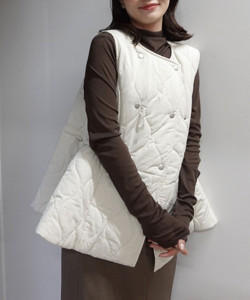 CORNERS(コーナーズ)の「キルティングフレアベスト(ダウンベスト・レディース・ベージュ系その他/モカ/ブラック・M)」の1枚目の写真