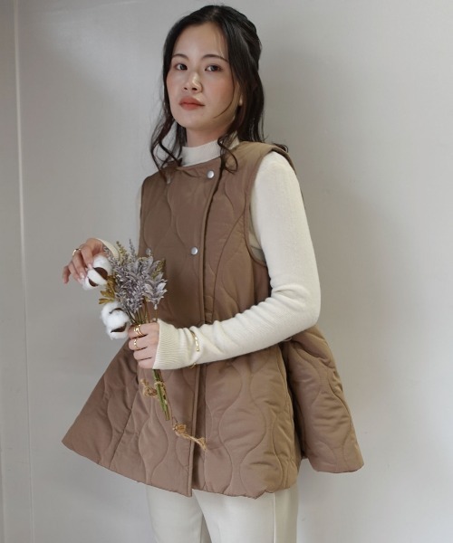 CORNERS(コーナーズ)の「キルティングフレアベスト(ダウンベスト・レディース・ベージュ系その他/モカ/ブラック・M)」の3枚目の写真
