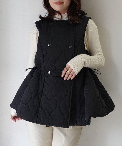 CORNERS(コーナーズ)の「キルティングフレアベスト(ダウンベスト・レディース・ベージュ系その他/モカ/ブラック・M)」の5枚目の写真