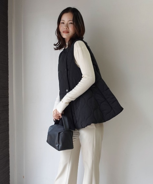 CORNERS(コーナーズ)の「キルティングフレアベスト(ダウンベスト・レディース・ベージュ系その他/モカ/ブラック・M)」の8枚目の写真