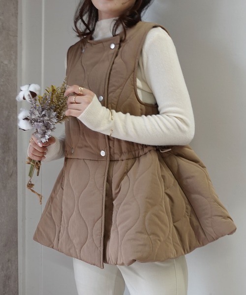 CORNERS(コーナーズ)の「キルティングフレアベスト(ダウンベスト・レディース・ベージュ系その他/モカ/ブラック・M)」の11枚目の写真