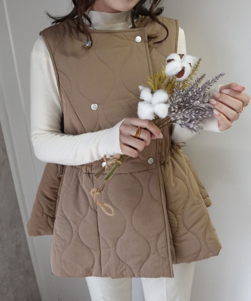 CORNERS(コーナーズ)の「キルティングフレアベスト(ダウンベスト・レディース・ベージュ系その他/モカ/ブラック・M)」の13枚目の写真