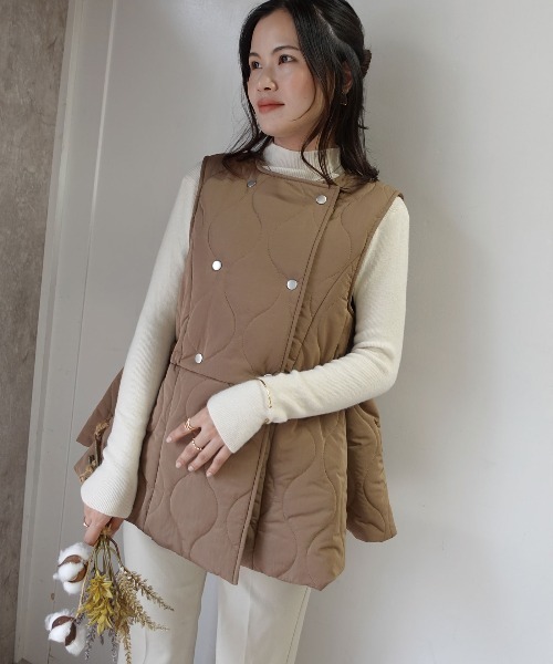 CORNERS(コーナーズ)の「キルティングフレアベスト(ダウンベスト・レディース・ベージュ系その他/モカ/ブラック・M)」の14枚目の写真