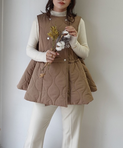 CORNERS(コーナーズ)の「キルティングフレアベスト(ダウンベスト・レディース・ベージュ系その他/モカ/ブラック・M)」の15枚目の写真