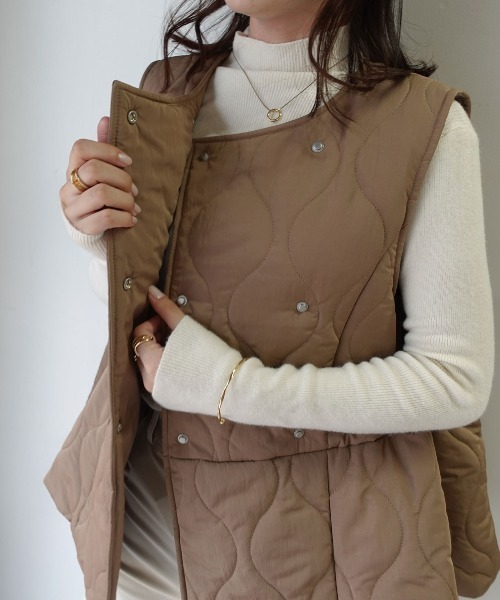 CORNERS(コーナーズ)の「キルティングフレアベスト(ダウンベスト・レディース・ベージュ系その他/モカ/ブラック・M)」の16枚目の写真