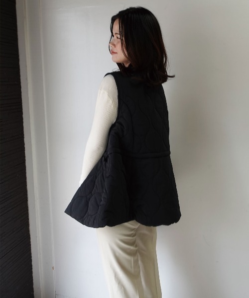 CORNERS(コーナーズ)の「キルティングフレアベスト(ダウンベスト・レディース・ベージュ系その他/モカ/ブラック・M)」の17枚目の写真