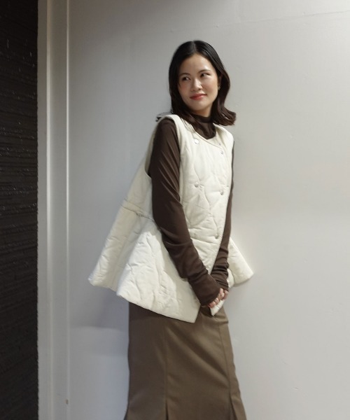 CORNERS(コーナーズ)の「キルティングフレアベスト(ダウンベスト・レディース・ベージュ系その他/モカ/ブラック・M)」の19枚目の写真