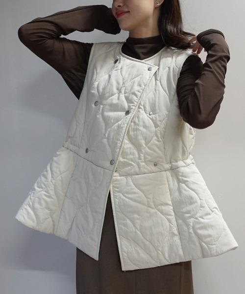 CORNERS(コーナーズ)の「キルティングフレアベスト(ダウンベスト・レディース・ベージュ系その他/モカ/ブラック・M)」の21枚目の写真