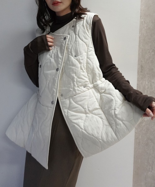 CORNERS(コーナーズ)の「キルティングフレアベスト(ダウンベスト・レディース・ベージュ系その他/モカ/ブラック・M)」の22枚目の写真