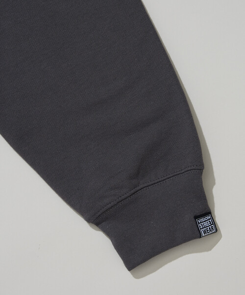 PUBLUX（パブリュクス）の「VISION STREET WEAR/ヴィジョンストリートウェアー 別注DOG PHOTO SWEAT(限定展開)（スウェット・メンズ・ライトグレー/オフホワイト/チャコールグレー・MEDIUM/X-LARGE/LARGE）」の4枚目の写真