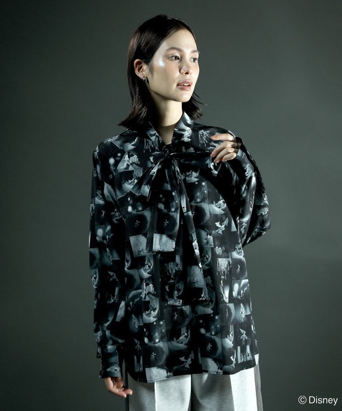 Disney(ディズニー)の「FANTASIA/総柄ボウタイブラウス(シャツ/ブラウス・レディース・ブラック・FREE)」の1枚目の写真