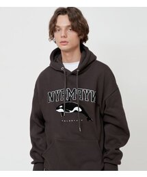 NP STUDIO（エヌピースタジオ）の「オルカホエール オーバーサイズロゴフードパーカー チョコブラウン（パーカー）」