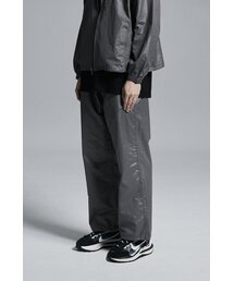 APOSTROPHE COMMA（アポストロフィコンマ）の「ハイグロッシーストリングナイロンワイドパンツ（ダークグレー）（スウェットパンツ）」