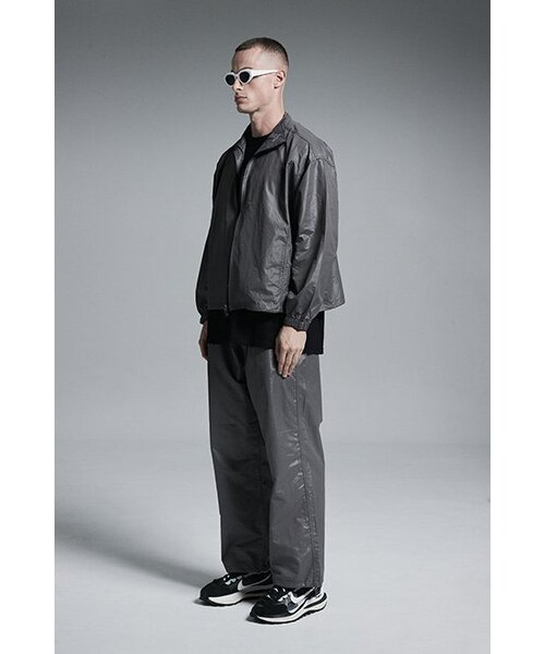 APOSTROPHE COMMA(アポストロフィコンマ)の「ハイグロッシーストリングナイロンワイドパンツ(ダークグレー)(スウェットパンツ・メンズ・その他・SMALL/LARGE/MEDIUM)」の4枚目の写真