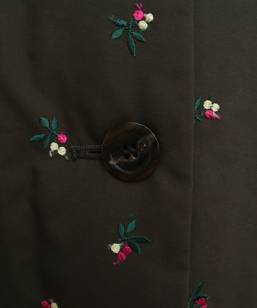 CHILD WOMAN（チャイルドウーマン）の「EVOダウン 小花刺繍ステンコート（ステンカラーコート・レディース・カーキ・FREE）」の4枚目の写真