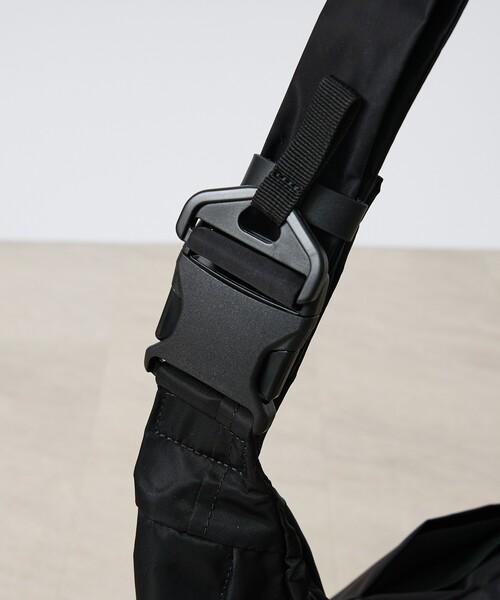 ABAHOUSE(アバハウス)の「【DsBk / ディーエスビーケー】 REGISTER SLING L /スリングバッグ /ユニセックス 【WEB限定】(バックパック/リュック・メンズ・グレー/ブラック/カーキ/ネイビー・フリー)」の12枚目の写真