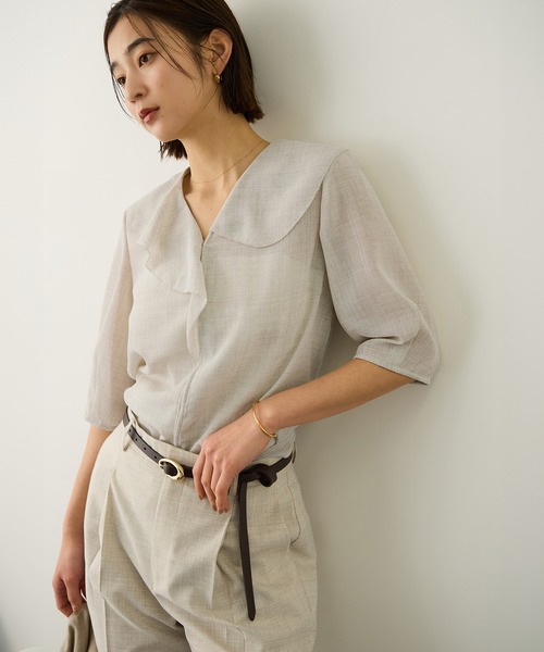 ROPE'（ロペ）の「リネンライクフリルカラーブラウス/イージーケア・セットアップ対応（シャツ/ブラウス・レディース・ダークブラウン/ベージュ・38）」の2枚目の写真