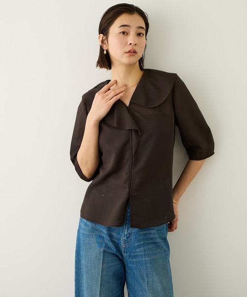 ROPE'（ロペ）の「リネンライクフリルカラーブラウス/イージーケア・セットアップ対応（シャツ/ブラウス・レディース・ダークブラウン/ベージュ・38）」の3枚目の写真