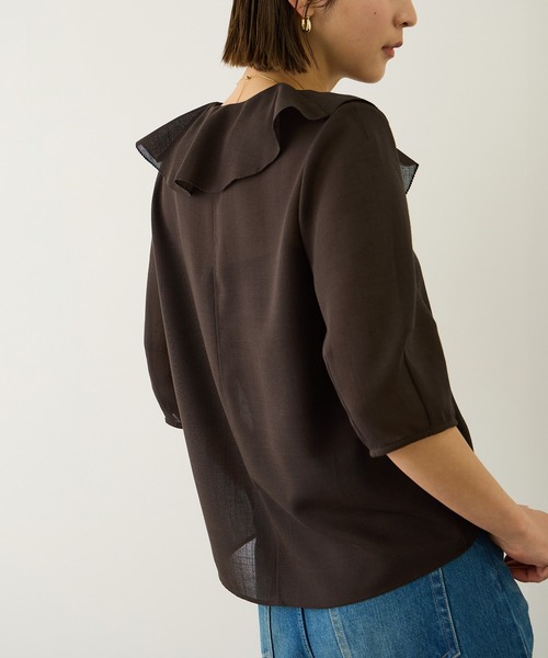 ROPE'（ロペ）の「リネンライクフリルカラーブラウス/イージーケア・セットアップ対応（シャツ/ブラウス・レディース・ダークブラウン/ベージュ・38）」の4枚目の写真