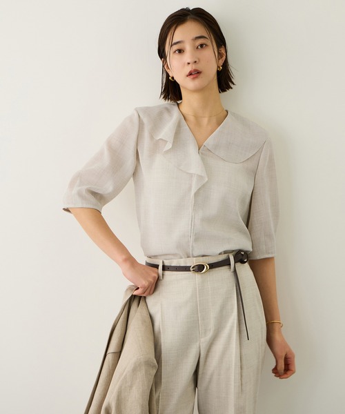 ROPE'（ロペ）の「リネンライクフリルカラーブラウス/イージーケア・セットアップ対応（シャツ/ブラウス・レディース・ダークブラウン/ベージュ・38）」の9枚目の写真