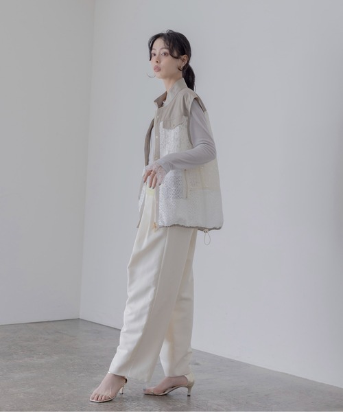 Eimee Law（エイミーロウ）の「メッシュレーススタンドカラージレ（ベスト・レディース・ブラック/アイボリー・FREE）」の4枚目の写真