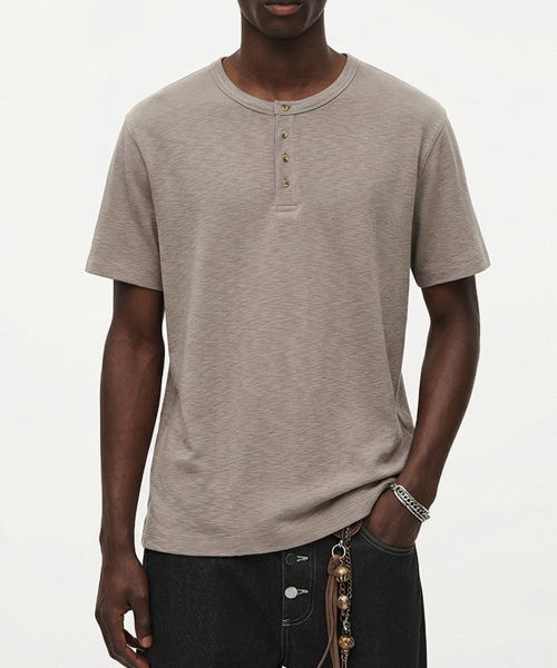 BUTTON SEOUL(ボタンソウル)の「ベーシックヘンリーネックリラックスドスリムフィットショートスリーブTシャツ(ダークベージュ/ブラック)(Tシャツ/カットソー・メンズ・ブラック/ダークベージュ・M(48)/L(50)/XL)」の4枚目の写真