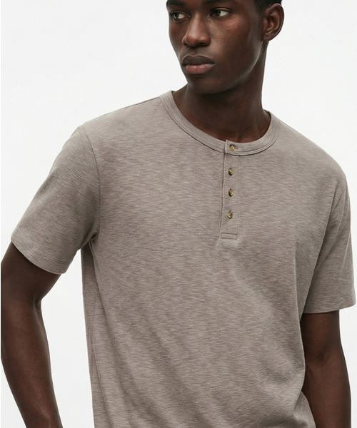 BUTTON SEOUL(ボタンソウル)の「ベーシックヘンリーネックリラックスドスリムフィットショートスリーブTシャツ(ダークベージュ/ブラック)(Tシャツ/カットソー・メンズ・ブラック/ダークベージュ・M(48)/L(50)/XL)」の5枚目の写真