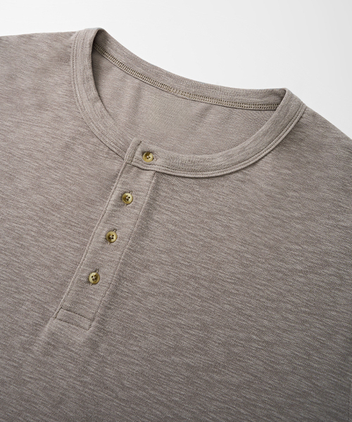 BUTTON SEOUL(ボタンソウル)の「ベーシックヘンリーネックリラックスドスリムフィットショートスリーブTシャツ(ダークベージュ/ブラック)(Tシャツ/カットソー・メンズ・ブラック/ダークベージュ・M(48)/L(50)/XL)」の8枚目の写真