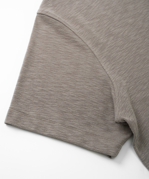 BUTTON SEOUL(ボタンソウル)の「ベーシックヘンリーネックリラックスドスリムフィットショートスリーブTシャツ(ダークベージュ/ブラック)(Tシャツ/カットソー・メンズ・ブラック/ダークベージュ・M(48)/L(50)/XL)」の3枚目の写真